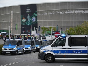 policjanci zabezpieczają mecz