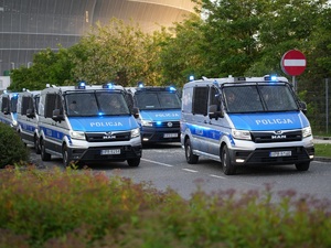 policjanci zabezpieczają mecz