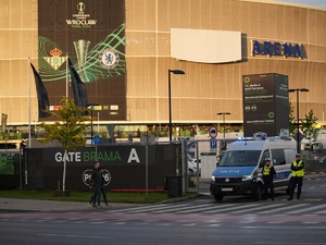 policjanci zabezpieczają mecz