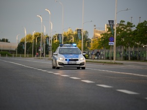 policjanci zabezpieczają mecz
