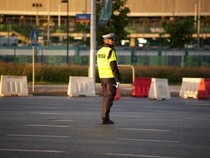 policjanci zabezpieczają mecz