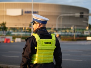 policjanci zabezpieczają mecz