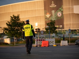policjanci zabezpieczają mecz