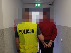 policjant z zatrzymaną