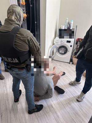 policjanci z zatrzymanym mężczyzną