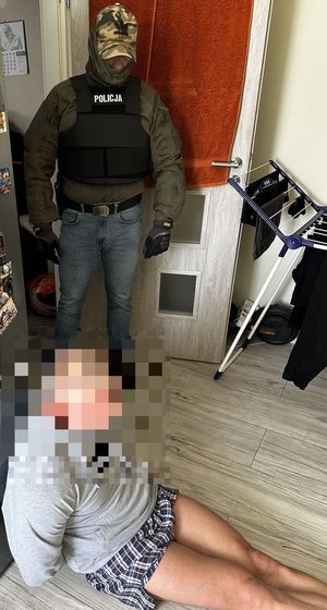 policjanci z zatrzymanym mężczyzną