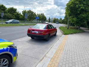 radiowóz na poboczu a przed nim zatrzymany  samochód
