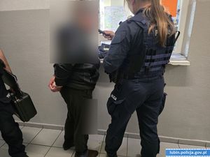 policjanci prowadzą zatrzymaną
