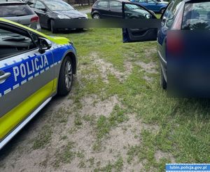 policjanci prowadzą zatrzymaną