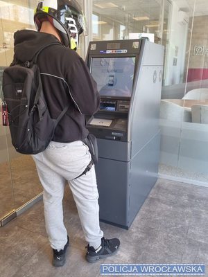 20-latek, który odbierał pieniądze z oszustw metodą „na BLIK” - w rękach wrocławskich policjantów