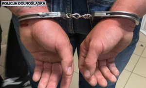 kajdanki na rękach zatrzymanego