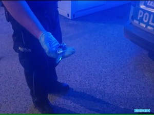 policjant trzyma w ręce nóż