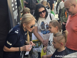 policjantka rozmawia z chłopakiem podczas festynu