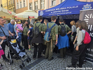 harcerze przy namiocie policyjnym podczas festynu