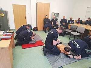 policjanci podczas szkolenia uczą się resuscytacji