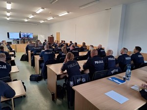 policjanci podczas szkolenia siedzą w ławkach