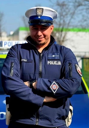 uśmiechnięty policjant