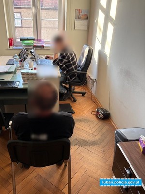 policjant przesłuchuje zatrzymanego w pokoju