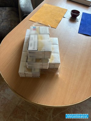 paczki papierosów na stole