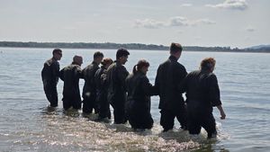 żołnierze przeszukują akwen wodny jednej linii