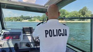 policjant w motorówce