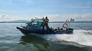 policjanci płyną motorówką