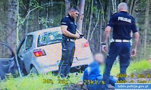 policjanci z zatrzymanym mężczyzną