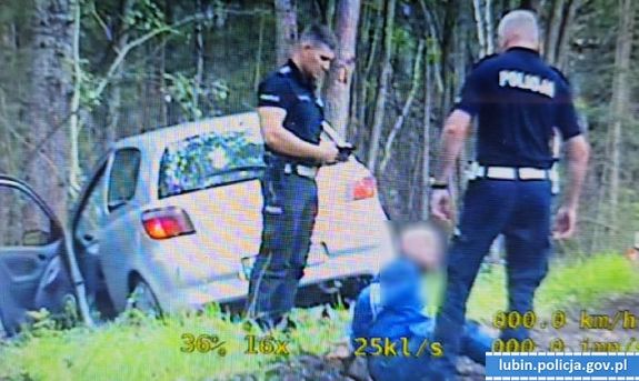 policjanci z zatrzymanym mężczyzną