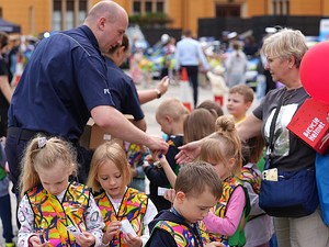 policjanci podczas festynu