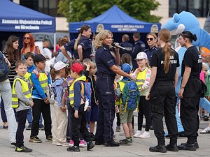 policjanci podczas festynu