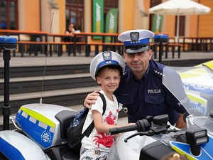 policjanci podczas festynu