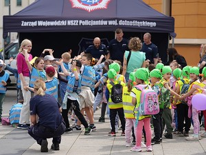 policjanci podczas festynu
