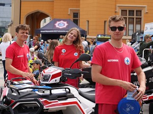 policjanci podczas festynu