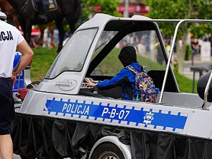 policjanci podczas festynu