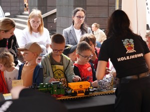 policjanci podczas festynu