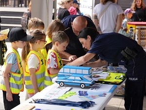 policjanci podczas festynu
