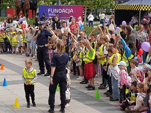 policjanci podczas festynu
