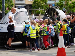 policjanci podczas festynu