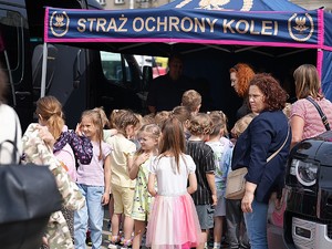 policjanci podczas festynu