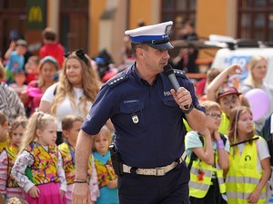 policjanci na festynie z okazji Dnia Dziecka