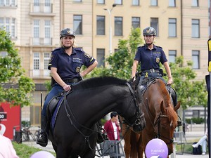 policjanci na festynie z okazji Dnia Dziecka