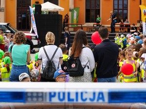 policjanci na festynie z okazji Dnia Dziecka