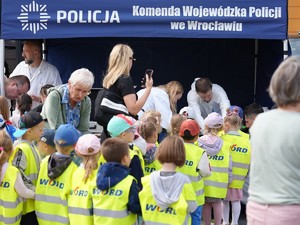 policjanci na festynie z okazji Dnia Dziecka