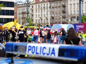 policjanci na festynie z okazji Dnia Dziecka