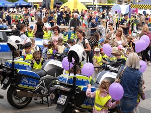 policjanci na festynie z okazji Dnia Dziecka