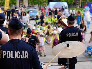 policjanci na festynie z okazji Dnia Dziecka
