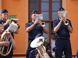 policjanci na festynie z okazji Dnia Dziecka