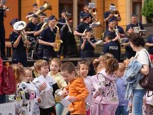 policjanci na festynie z okazji Dnia Dziecka