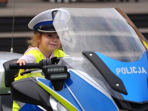 policjanci na festynie z okazji Dnia Dziecka