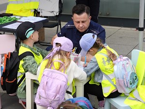 policjanci na festynie z okazji Dnia Dziecka